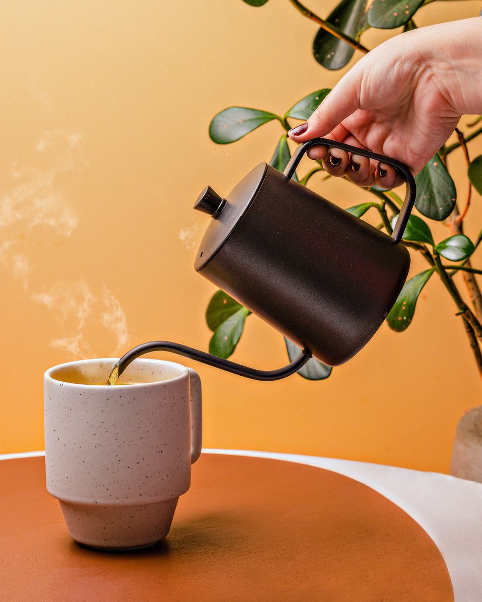 Bebida que carrega amor! ☕❤️ Um chá quentinho traz aconchego e calmaria em qualquer hora do dia. Pensando nisso, criamos a chaleira em aço inox com bico de ganso, que é o produto ideal para o serviço de água quente com precisão e segurança. Incrível, né?