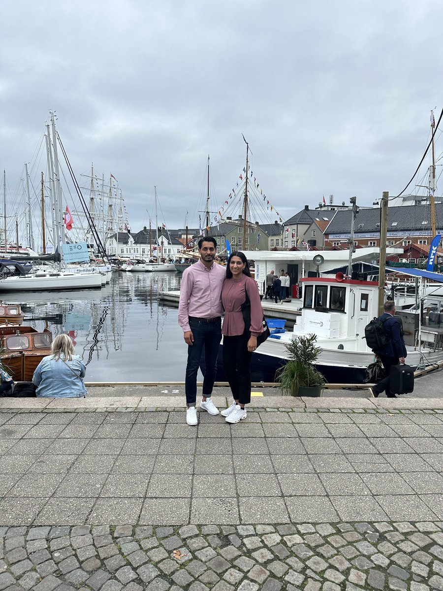 Stas å være på «demokratiets dansegulv» sammen med lillesøster <a href="/mariaqur/">Maria Qureshi</a>.

Hun som ansvarlig for riggen til <a href="/KirkensBymisjon/">Kirkens Bymisjon</a> og jeg som politiker &amp; tillitsvalgt for å delta i debatten «folk og røver i Oslo by» i regi av Wayback.

Vi prøver å utgjøre en forskjell 😊

#Arendalsuka