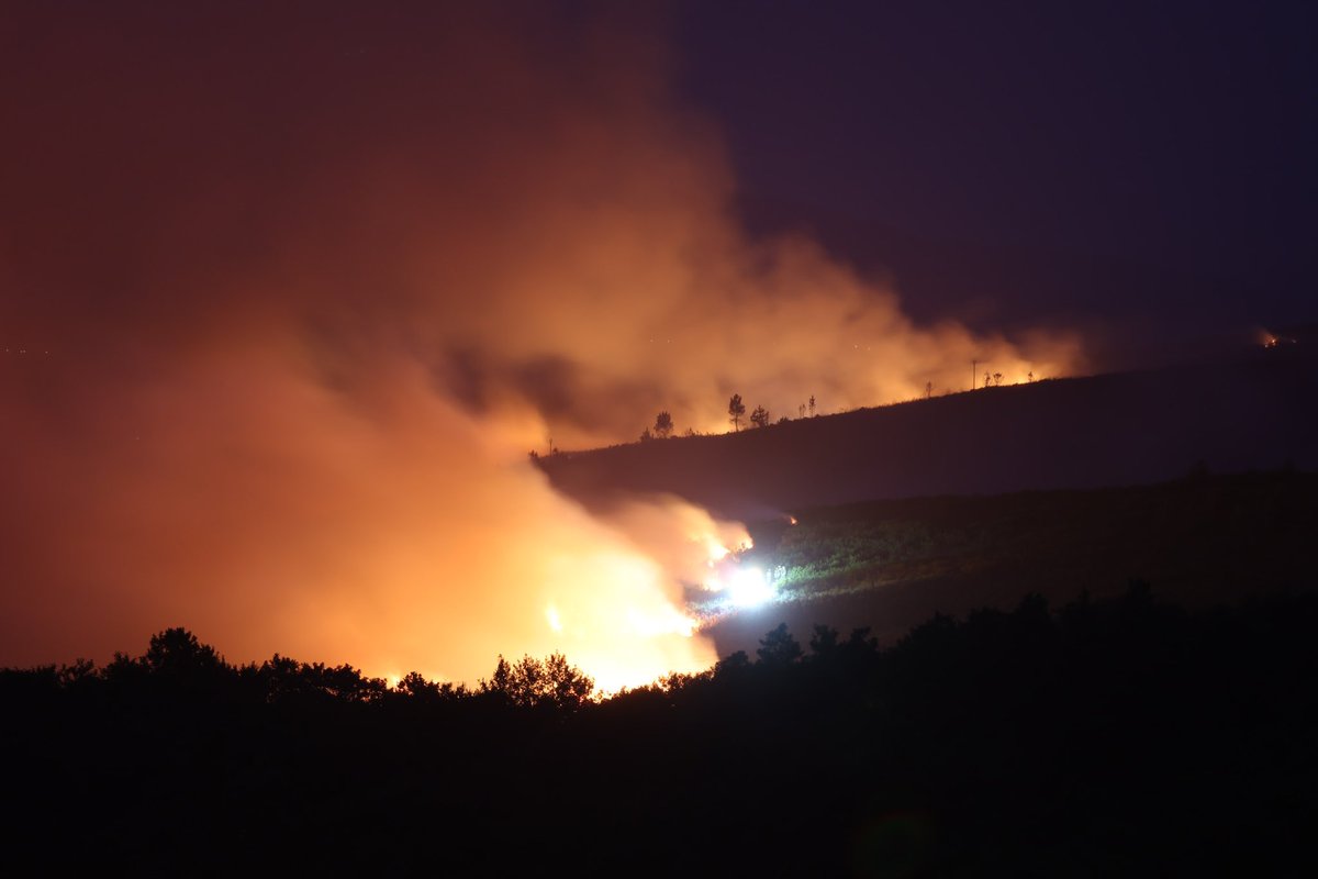 AlbertoSxenick's tweet photo. Así se encuentra el #IFOrosaPalasdeRei 22:30h desde el monte de Cuiña donde han ardido más 80 hectáreas. La lluvia que está cayendo a esta hora no es suficiente para apagarlo. https://t.co/2zE9ngFITN