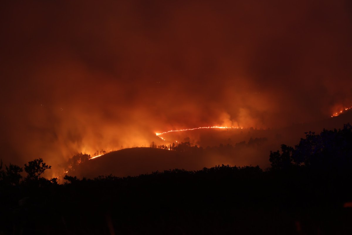 AlbertoSxenick's tweet photo. Así se encuentra el #IFOrosaPalasdeRei 22:30h desde el monte de Cuiña donde han ardido más 80 hectáreas. La lluvia que está cayendo a esta hora no es suficiente para apagarlo. https://t.co/2zE9ngFITN