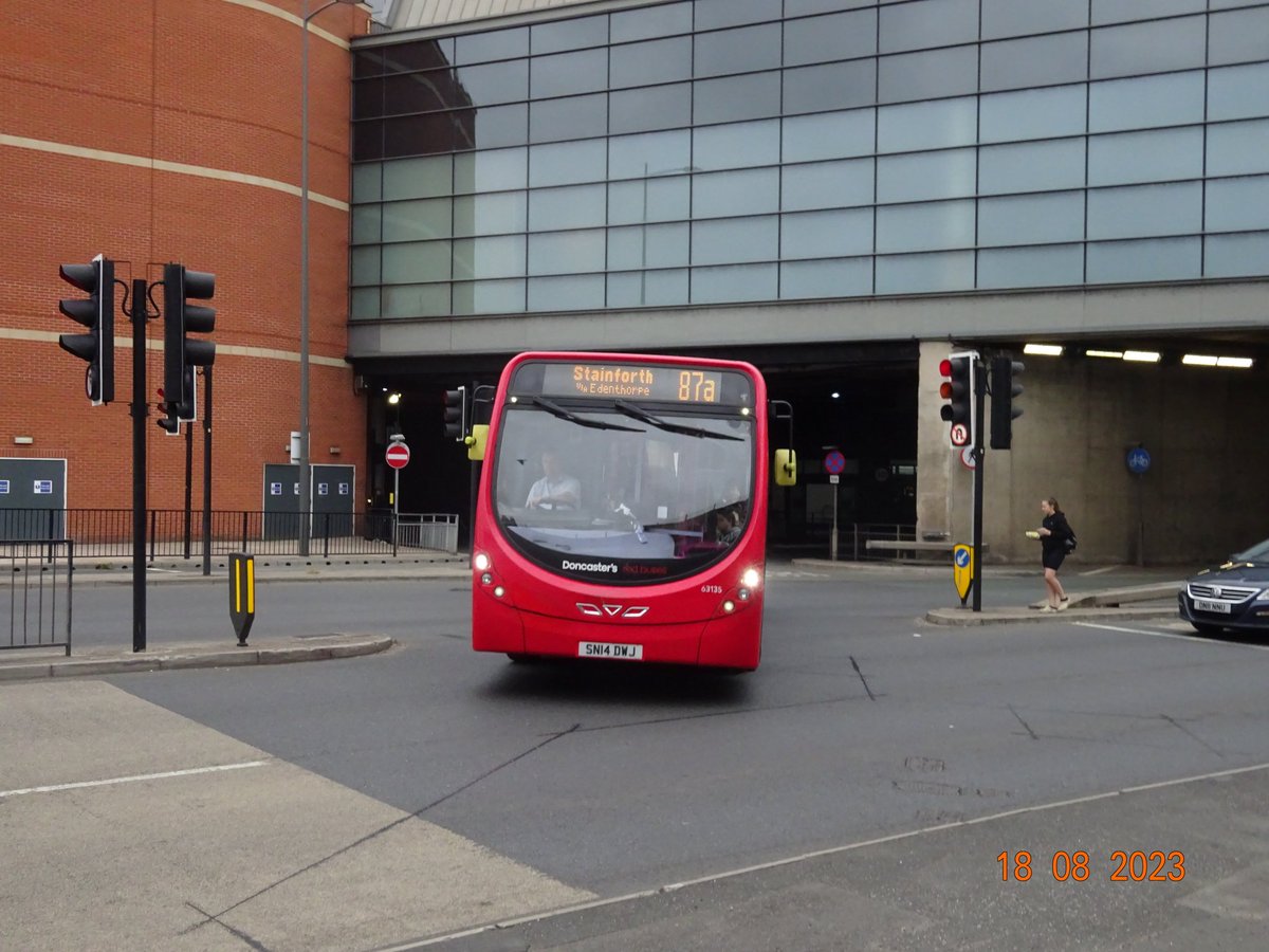 Shaun__92's tweet photo. First Doncaster - 63135 - Wright StreetLite DF - SN14 DWJ on Service 87a to Stainforth Via Edenthorpe #doncaster #doncasterinterchange #edenthorpe #Stainforth #firstbus #firstdoncaster #doncasterredbuses #doncasterreds #wrightstreetlite #wrightstreetlitedf @TravelSYorks 18/08/23 https://t.co/2pZhXul0cH