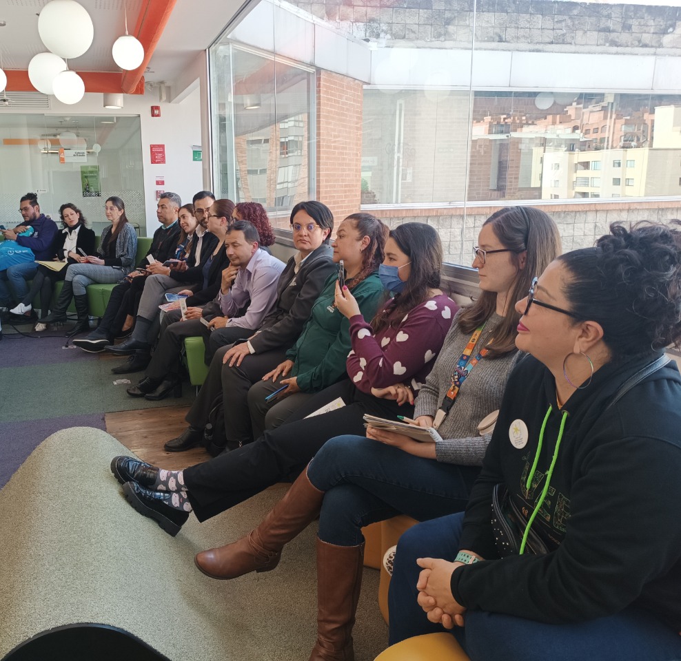 cruzrojabogota's tweet photo. La galería 'Recordar para Resurgir, #MujeresResilientes' sigue recorriendo las universidades de Bogotá. En esta ocasión, estuvimos en la @U_ElBosque gracias al Centro de Diversidad, Equidad e Inclusión hablando sobre qué es violencia género y qué hacer ante esta realidad. https://t.co/xqtfbq23Aj