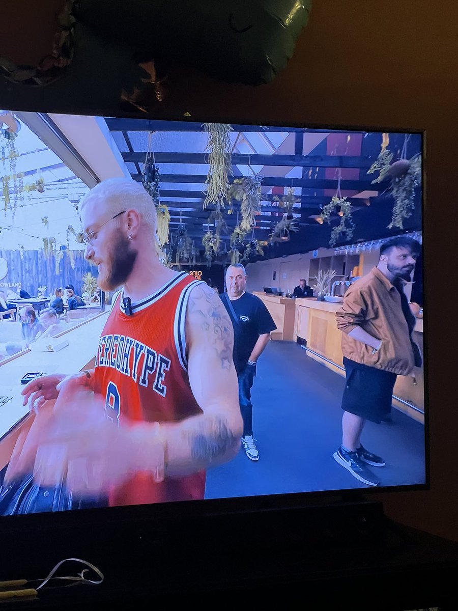 Watching <a href="/JamesHYPE/">James Hype</a> Moving and spotted a familiar <a href="/KOVENuk/">KOVEN.</a> face in the background 😂