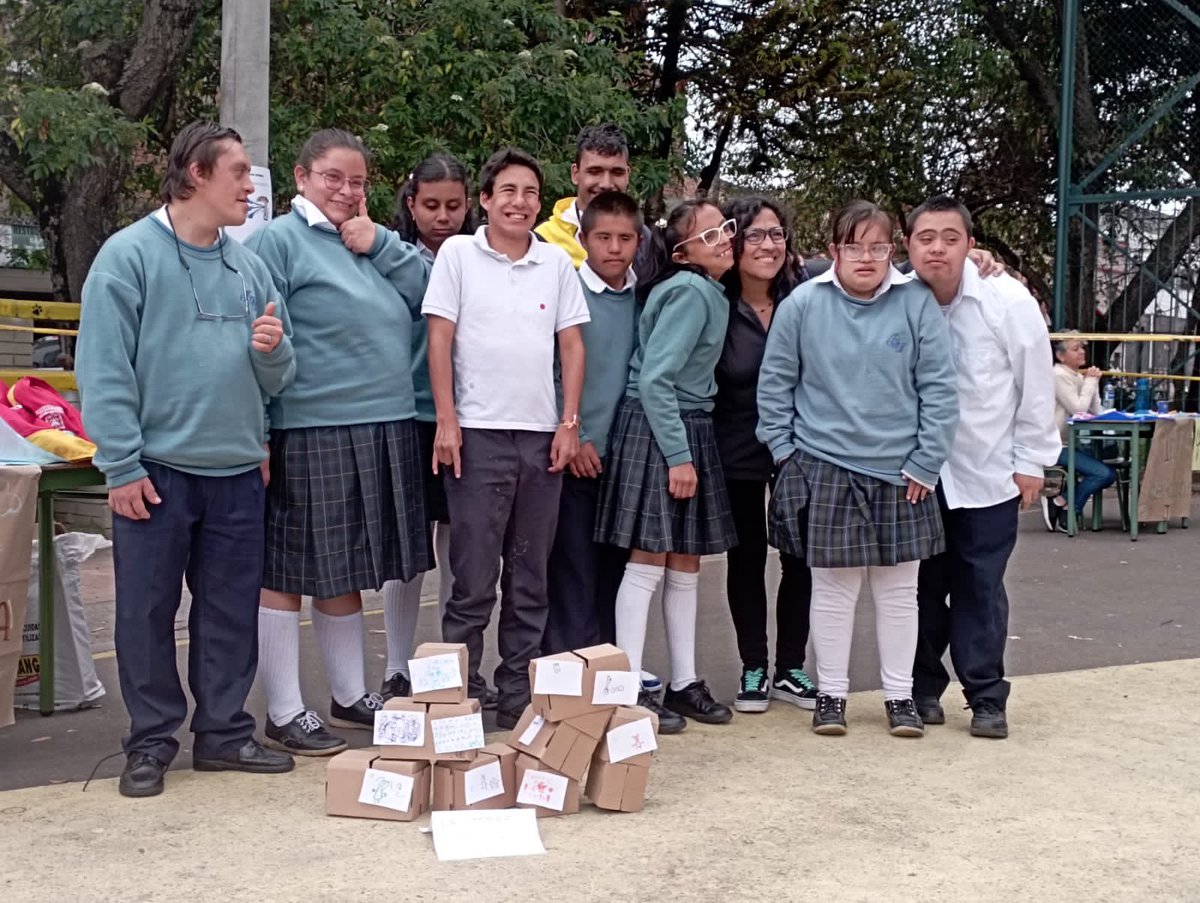 Educacionbogota's tweet photo. ☀️La jornada, coordinada por los programas #Incitar para la Paz, Niñas y Niños Educan Adultos, #ECO, Fortalecimiento Familiar y #JER de la #RedEsPaz, contó con el apoyo del Consultorio Jurídico de @UCooperativaCol e @integracionbta.
¡Las escuelas son territorios de paz! https://t.co/Gvw7Vgq3dB