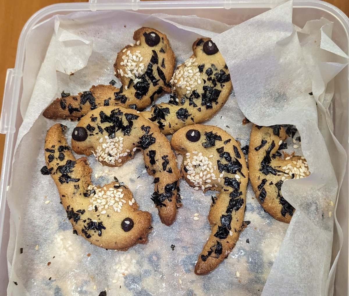 carolineleiwee's tweet photo. I finally get to post some #zebrafish #labbakes! This was a farewell gift from Sandra Tan who is now heading to @UniofOxford to pursue her PhD π©βπ The seaweed "pigmentation" and sesame "yolk sac" gave a savory umami flavor π https://t.co/AKeehrqUsk