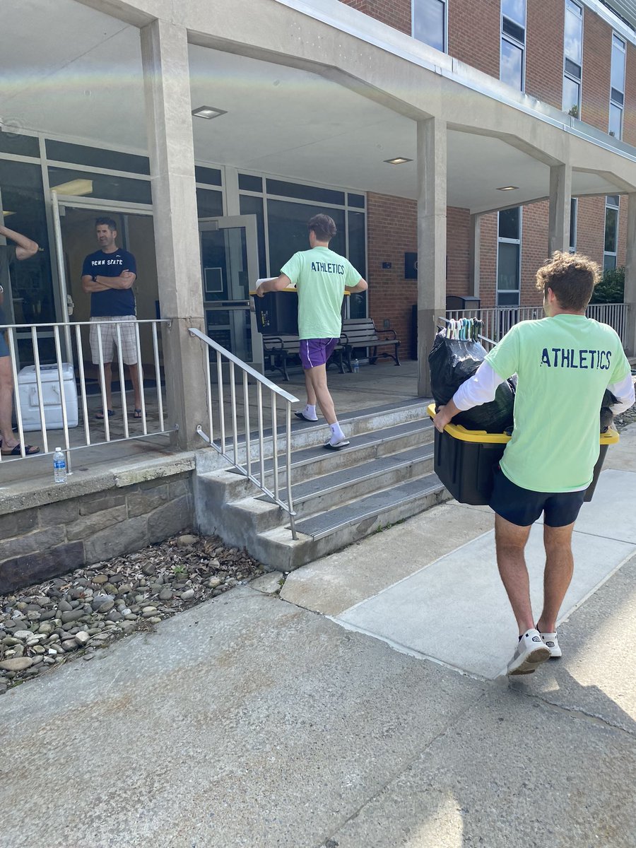 CoachMcGreal's tweet photo. Another successful Move in Day on the Altoona campus! Huge shot out to the over 140 athletes, coaches and staff members of the @PSAltoonaLions Athletic Department for all their hard work! #WeAre #moveincrew https://t.co/migdSPUf1y