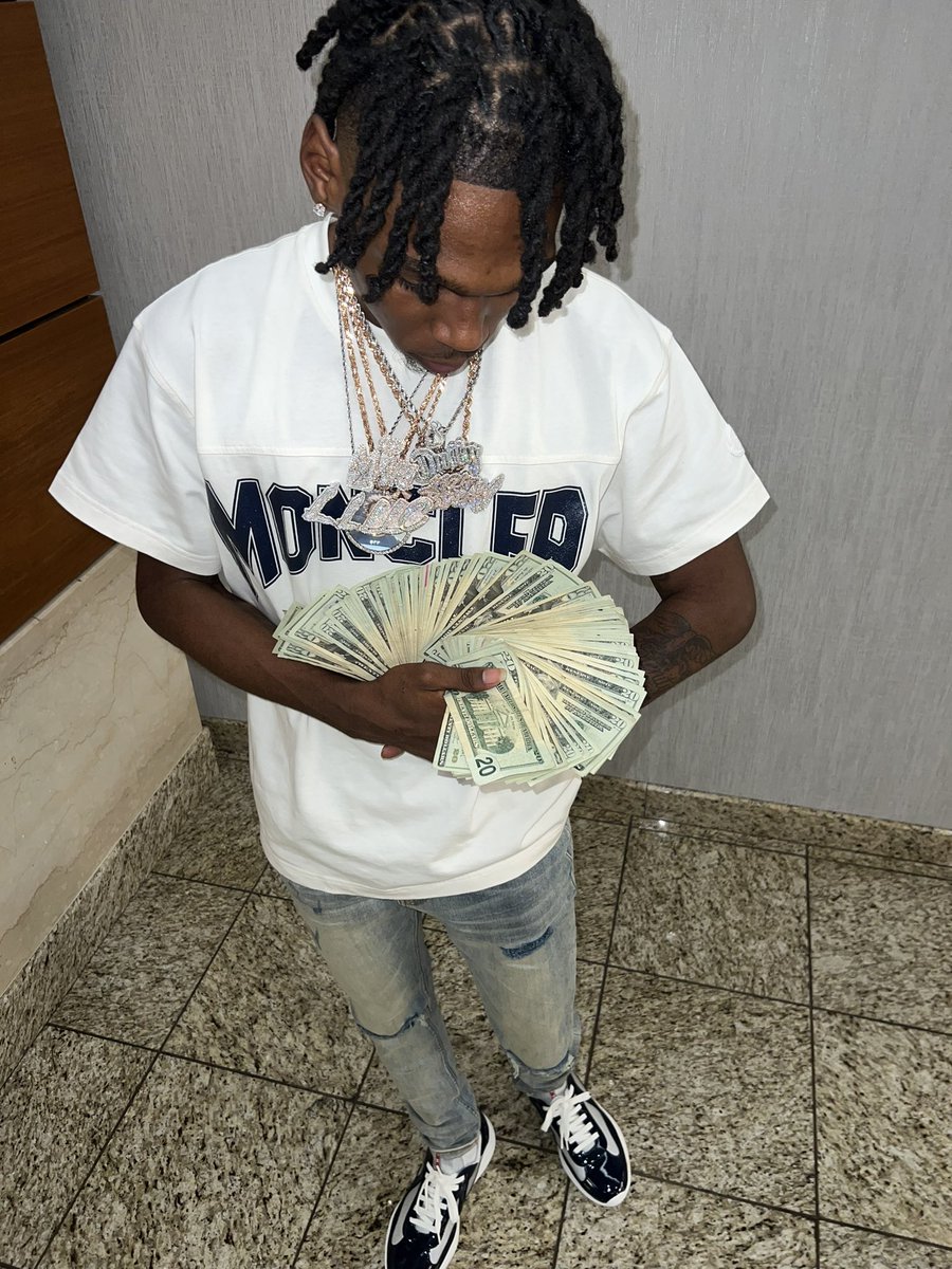 ShiftyMari's tweet photo. 20 years in this shit 💰💙 happy birthday to me 💪🏽 https://t.co/dPBXXaFjPA