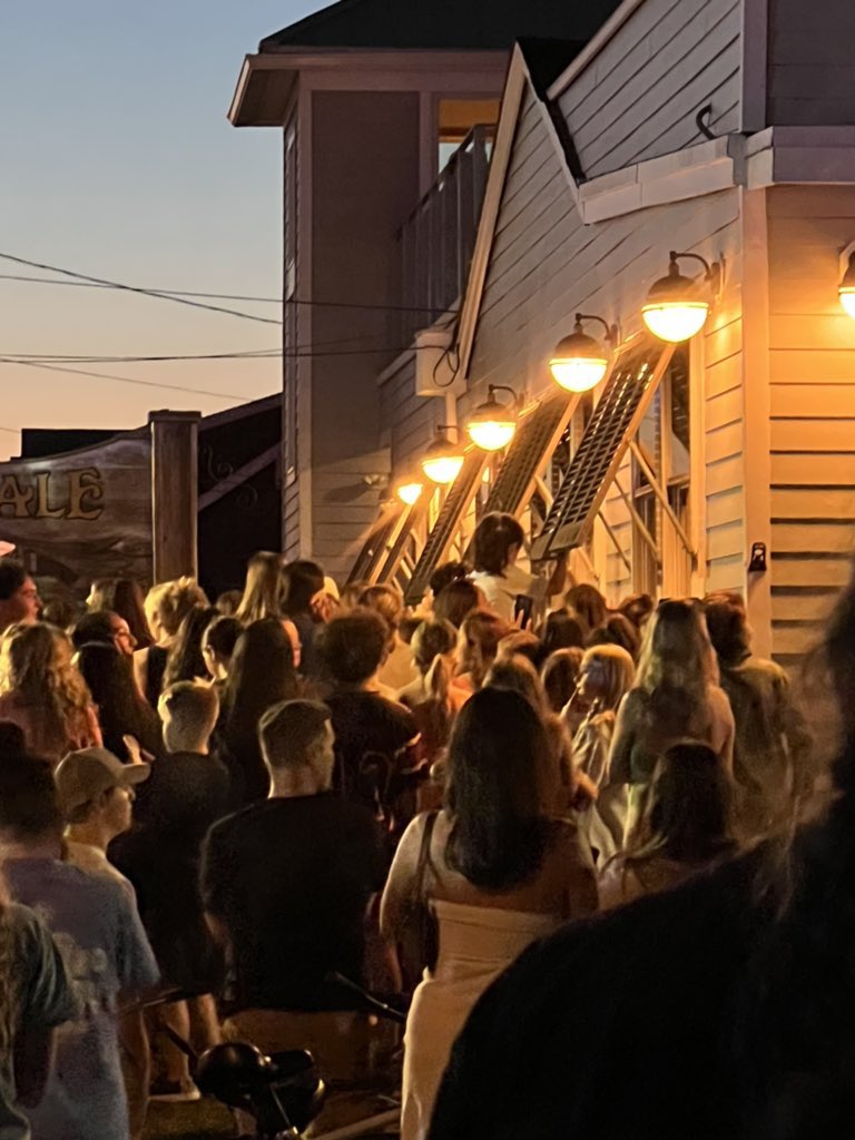 PopFactions's tweet photo. Taylor Swift’s fans intrude on Jack Antonoff’s wedding. https://t.co/3xYwAfcziz