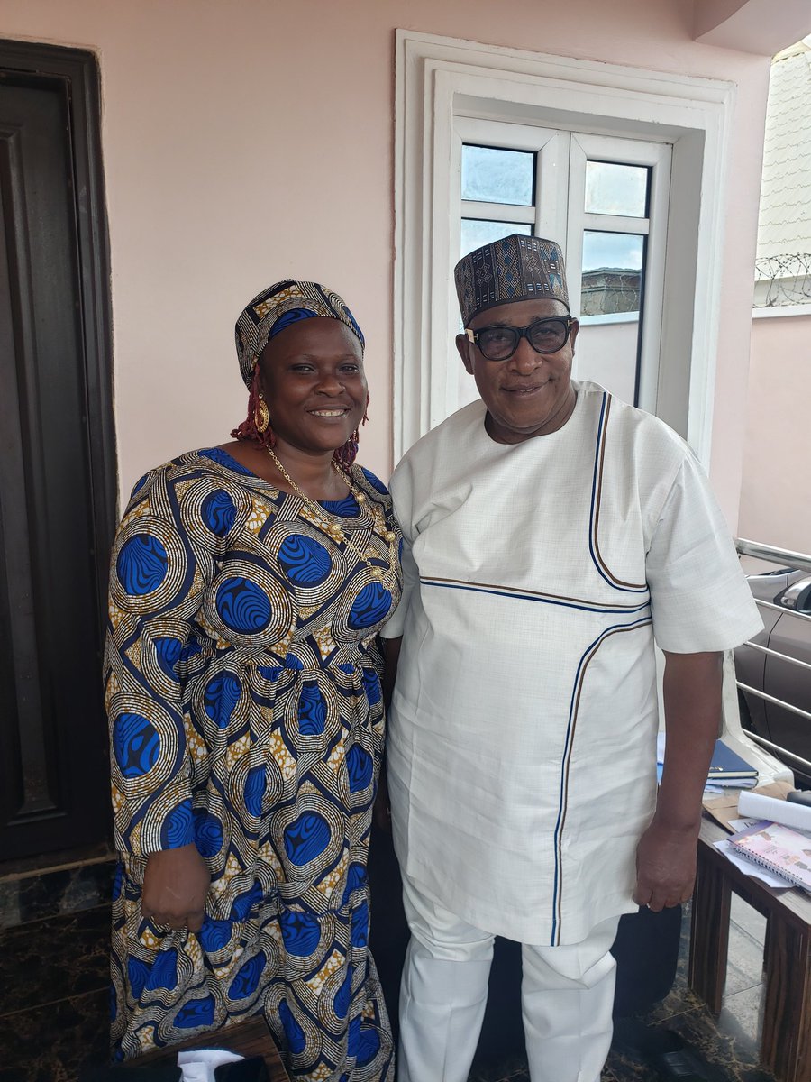 ashaksglobal's tweet photo. With the great thespian. https://t.co/IwOo64NA9g