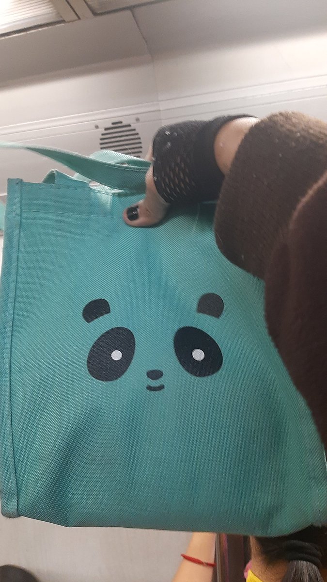 OvejaMiope_UwU's tweet photo. Amigx de la lonchera que se quedó atorada en la puerta del vagón en la estación Tacubaya de #Linea9, si puedes dirigirte a la oficina de objetos perdidos en Candelaria #Linea4, allí te la voy a dejar. No la des por perdida plox
Cc. @MetroCDMX https://t.co/vt4EXJpPvH