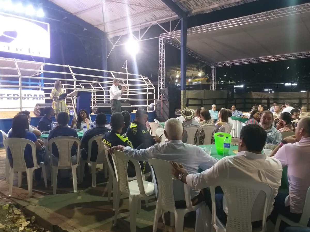 #AEstaHora 

Comparto un saludo y el panorama 2023 de nuestro renglón económico y social a los ganaderos que asisten a la inauguración de la 43 Feria Ganadera y Agroindustrial de #Valledupar.

<a href="/Fedegan/">FEDEGAN</a>
<a href="/ContGanadero/">CONtexto Ganadero</a>
<a href="/TvGanColombia/">TvGan Colombia</a>
@ThomasMillSmith
<a href="/becerra_bruce/">Roberto Bruce Becerra</a>
<a href="/DeSilvestriJG/">Jose De Silvestri</a>