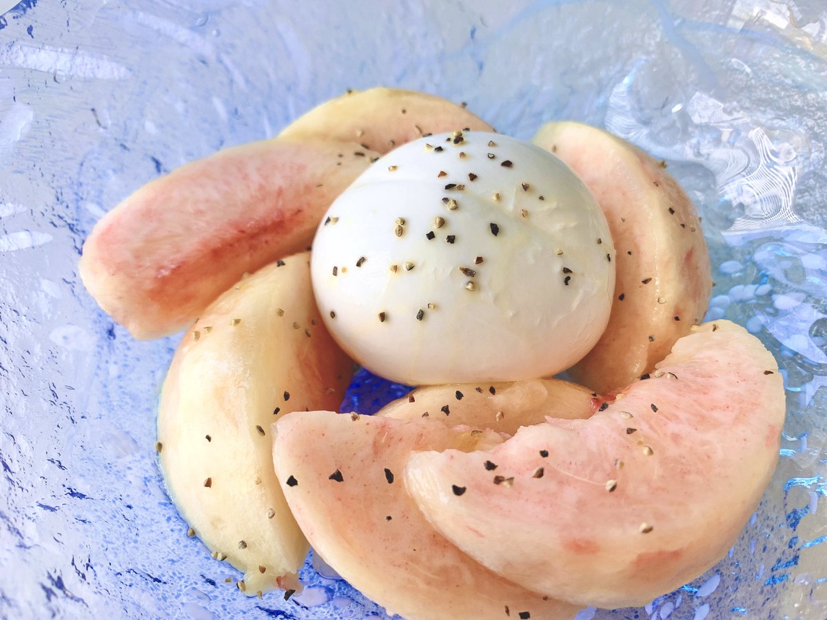 mizuki32k's tweet photo. 桃とブラータチーズにオリーブオイルとブラックペッパーかけたやつ美味し過ぎて狂ったように毎日食べてるんだけど毛穴から桃の匂いするようになんないかな https://t.co/MeMqZ75DuX