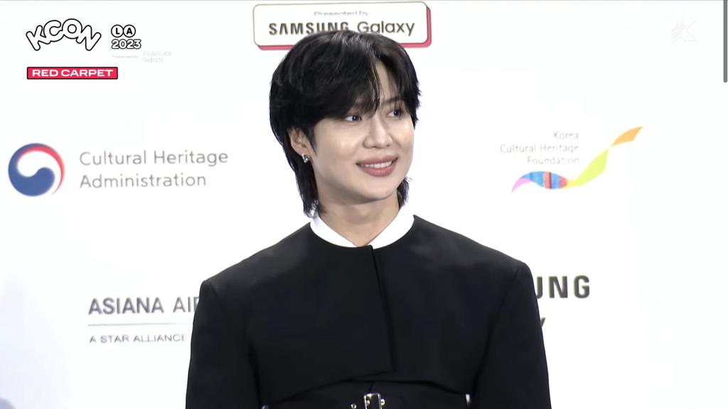 Pedonuna87's tweet photo. #TAEMIN, что же ты такой божественный. Лаконичность твоего образа заставляет меня пропустить пару ударов сердца, а от этой улыбки я забываю как дышать  
#KCONLA2023 #KCON #SHINee https://t.co/a4lZBNMPgV