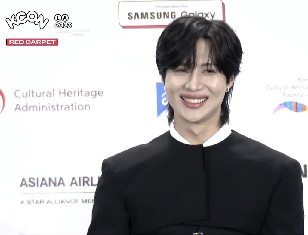 Pedonuna87's tweet photo. #TAEMIN, что же ты такой божественный. Лаконичность твоего образа заставляет меня пропустить пару ударов сердца, а от этой улыбки я забываю как дышать  
#KCONLA2023 #KCON #SHINee https://t.co/a4lZBNMPgV