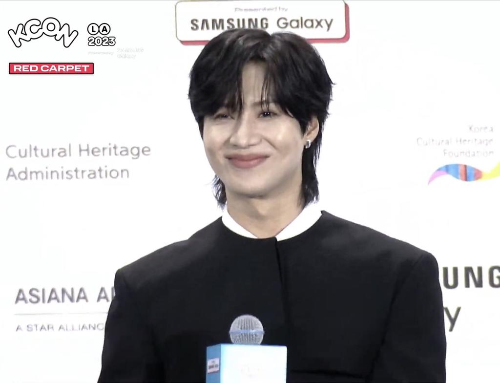 Pedonuna87's tweet photo. #TAEMIN, что же ты такой божественный. Лаконичность твоего образа заставляет меня пропустить пару ударов сердца, а от этой улыбки я забываю как дышать  
#KCONLA2023 #KCON #SHINee https://t.co/a4lZBNMPgV