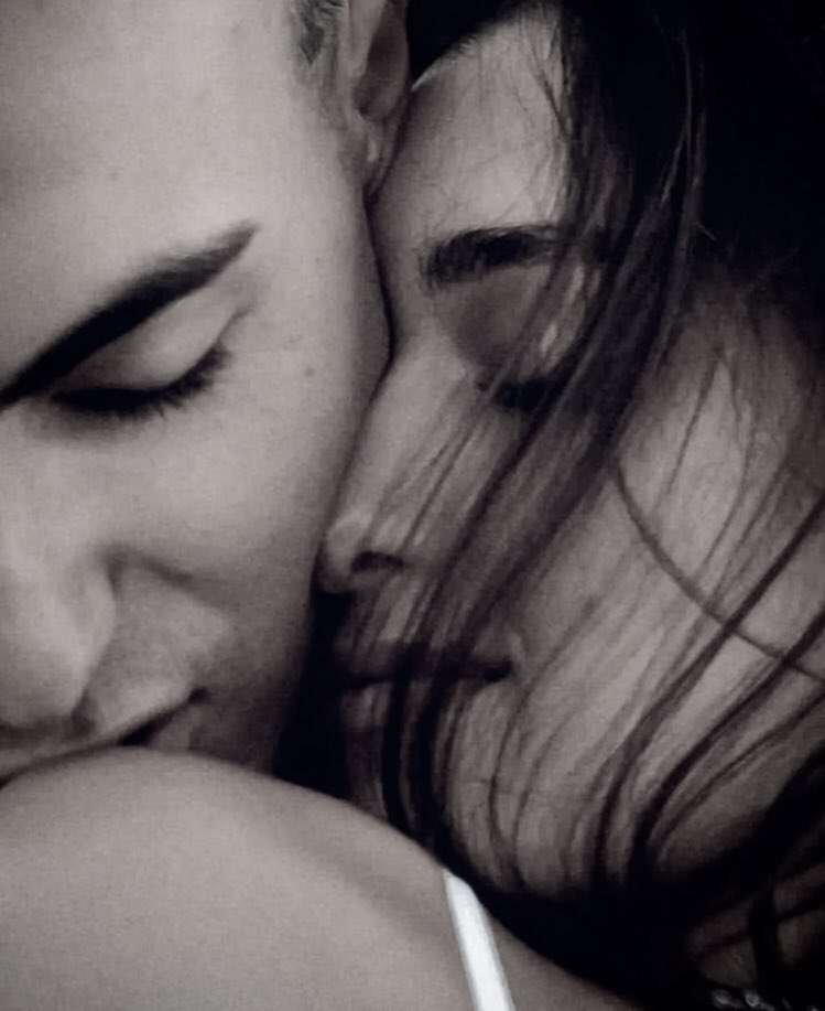 viroalca's tweet photo. Quisiera cerrar mis ojos para sentir la energía de tu presencia, sentir que estás junto a mi, me rodeas con tu cariño, con tu ser, tanto que en mi corazón late locamente de amor por ti…Encantadora Mujer https://t.co/MhxiELFpJ3