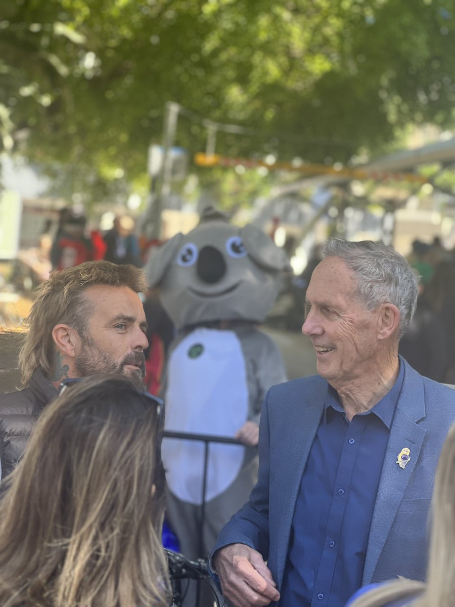 Great rally today outside the ALP National Conference to wrap up a week of rallies across the nation by the @BobBrownFndn.
Nice ending at the Convention Centre w Aussie legends Xavier Rudd and Bob Brown calling for an end to industrial native forest 🌳 logging. #worthmorestanding