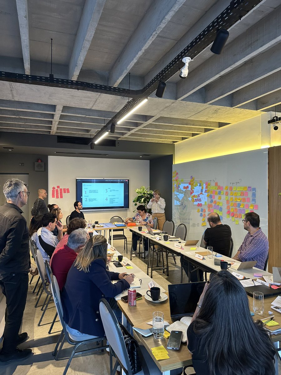 carolbusa's tweet photo. Dia de apoiar a criação de futuros por meio de um workshop de #designthinking aliado a metodologia de #fenomenologia, #impactocoletivo, #práticareflexiva, #dragondreaming e teoria dos #sistemasvivos para um projeto que envolve múltiplos atores e suporta a #NovaEconomia https://t.co/uFgpqBbEDt