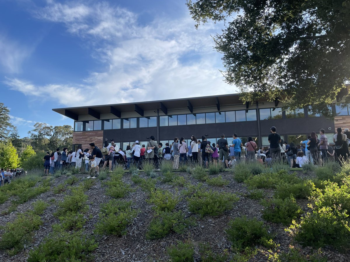 Good evening, Twitter! I’m spending my Friday night in the affluent Bay Area suburb of Millbrae, where the county is presenting a plan to turn a hotel into ~100 homes for unhoused residents. It appears that the entire city is here, and they are *pissed*. 🧵