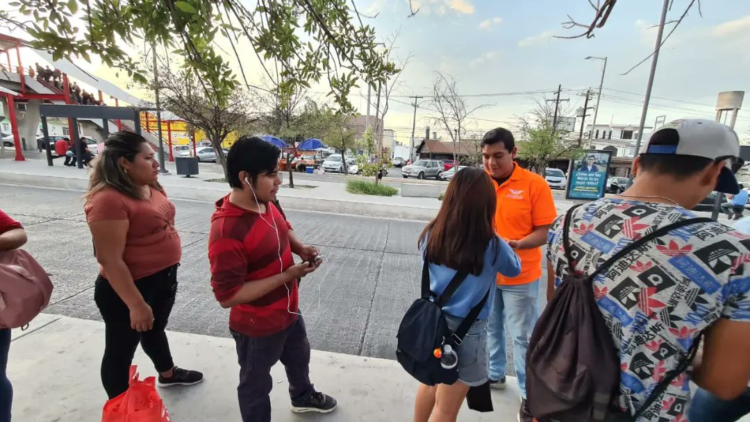 ¡El equipo naranja 🍊 no para! 

Nuevamente la gente se pudo refrescar con una jugosa y deliciosa naranja. 🧡🙌

Disfruten su fin de semana raza. 😉

#PonchoRobledo