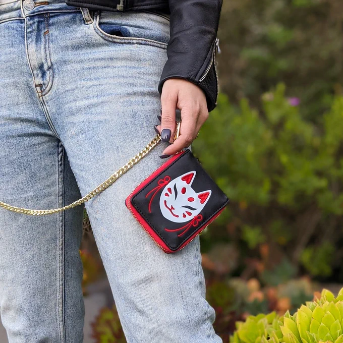 The Tiger Wallet, like the Kitsune Wallet, has a D ring to attach a chain or lanyard or keychain to 