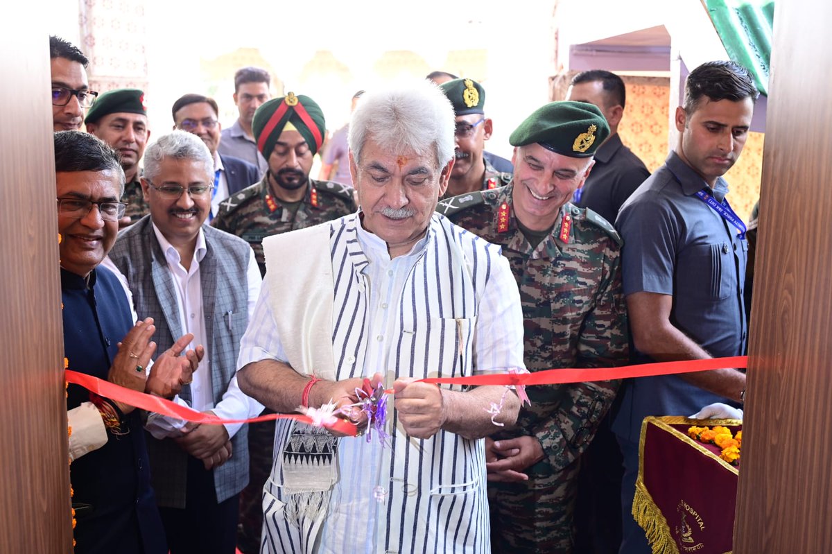 shah_Shakir_011's tweet photo. LG @manojsinha_ inaugurated State-of-the-Art CT Scan Centre at #92BaseHospital Sgr;says it's reaffirmation of our promise to provide best possible care to #brave_combatants who serve on the frontlines with motto of #SevaParmoDharm risking their lives for our safety and security. https://t.co/gfOJD0IdT2