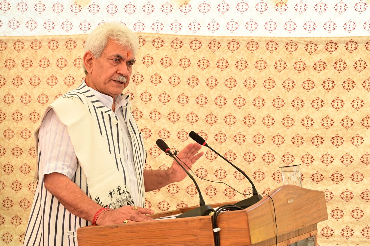 shah_Shakir_011's tweet photo. LG @manojsinha_ inaugurated State-of-the-Art CT Scan Centre at #92BaseHospital Sgr;says it's reaffirmation of our promise to provide best possible care to #brave_combatants who serve on the frontlines with motto of #SevaParmoDharm risking their lives for our safety and security. https://t.co/gfOJD0IdT2