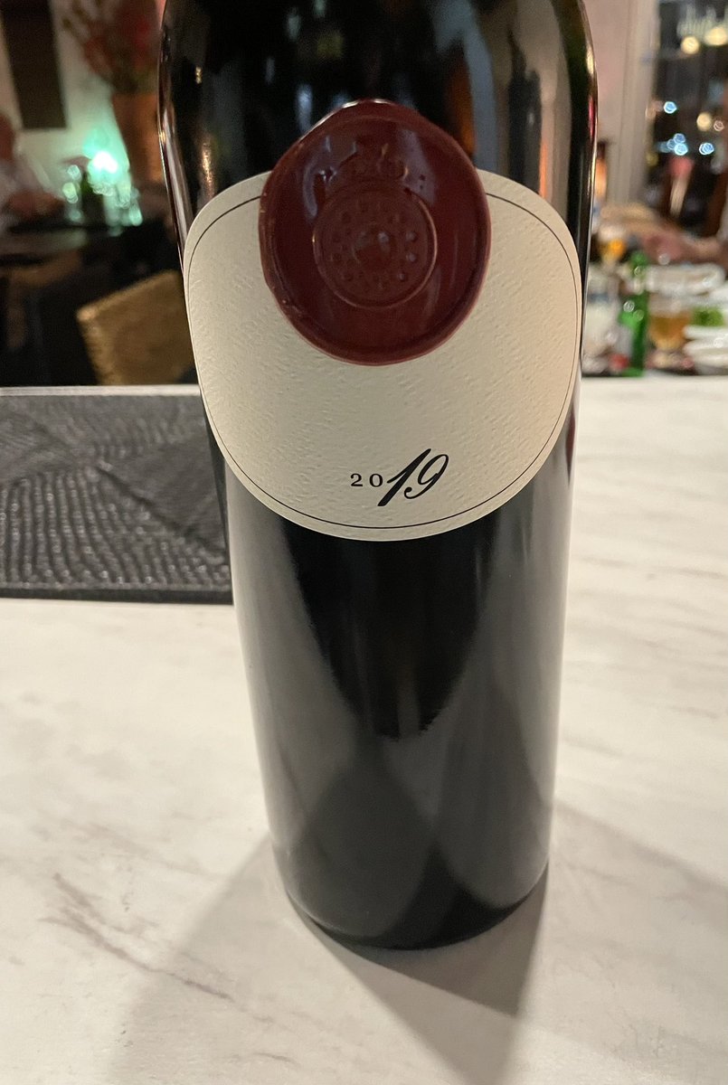 kazuming_rarara's tweet photo. 昨夜ご馳走になったワイン🍷
今まで口にしてきたワインの中で2番目に美味しかった〜🤤
ボトルの重さは1番だなっ😆
#BUCCELLA🍷 https://t.co/yJA831eWoF