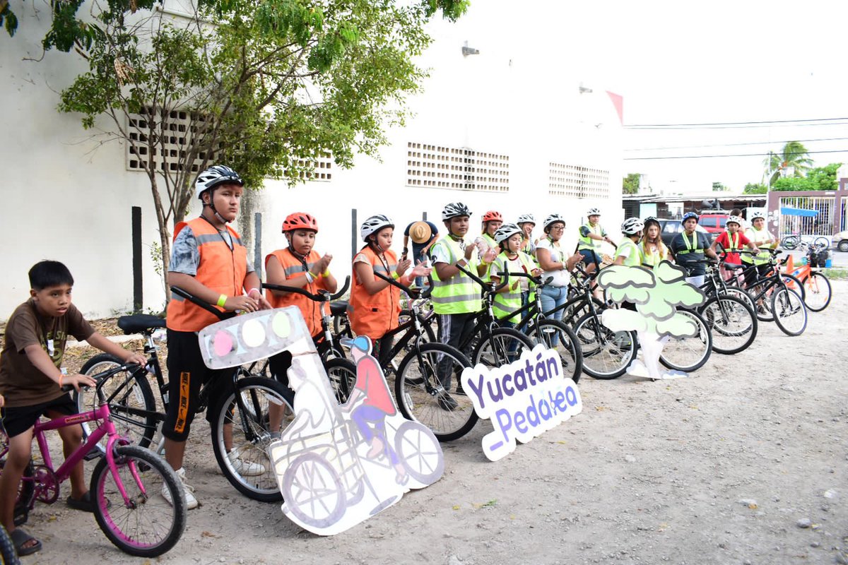 ImdutYucatan's tweet photo. ¡#YucatanPedalea el director de Movilidad del IMDUT @hectorSTirado inauguró la primera #Biciescuela Ciudadana! 💡🚲

🚴🏻‍♀️Realizamos una rodada de 2.4 km. 
🔧Aprendimos de mecánica básica. 

Sigamos construyendo una ciudad más sustentable  impulsando la movilidad activa 💪🏻🚲 https://t.co/qO5pOJKGYd