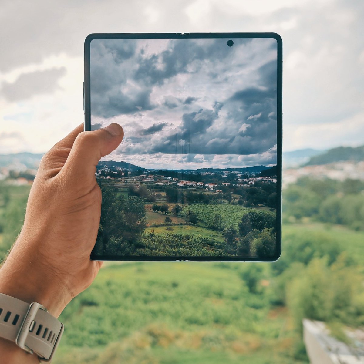 Snapdragon_UK's tweet photo. Happy #ShotOnSnapdragon day! We meant #WorldPhotographyDay... 🤳
Today we want to share all the amazing photos our talented #Snapdragon Insiders have taken so far. It's all the inspiration you need. 

📸: @samyakcaptures, @zec_photo, @gadgetsboy @spintheweedawg  and @geeekystuff https://t.co/ha38JOhdUM