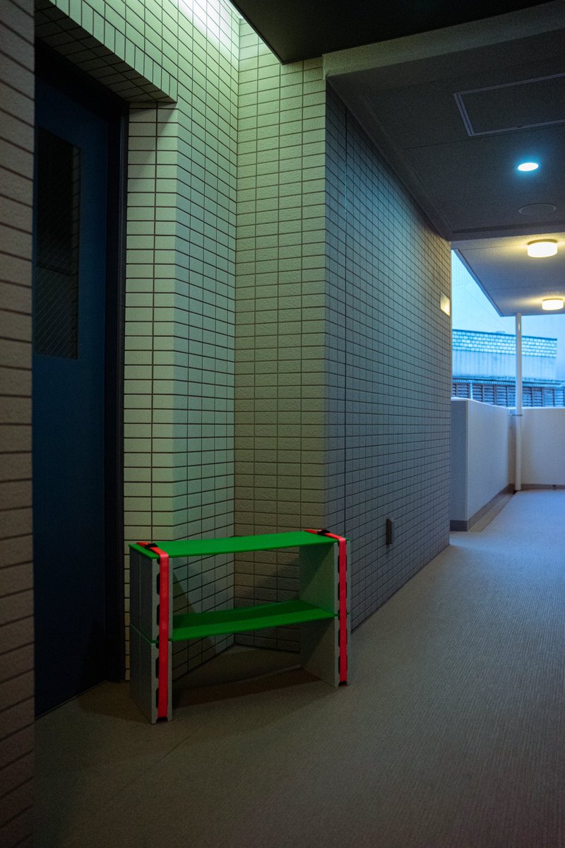 architetsure's tweet photo. 【DIY】
靴が玄関が溢れていたので、靴棚を作りました。

低価格と作業工程が少ないことを意識し、汚れや水に強い材料を選定しています。

【��料】
・プラダン
・コンクリートブロック風発泡スチロール
・荷締めベルト https://t.co/xWdZLVulS2