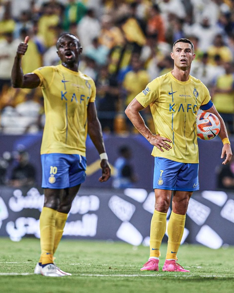 CalcioActu's tweet photo. 🚨 #SaudiProLeague | Malgré la présence de CR7 &amp; Mané, Al-Nassr s'incline 0-2 face à Al-Taawon. Avec autant de talents confirmés, cette défaite surprend. Mané a vu son égalisation refusée. Match crucial à venir mardi avec le choc contre Al-Ahli⚽️ #AlNassr #CR7𓃵 #Mané https://t.co/5oG2YcPodO