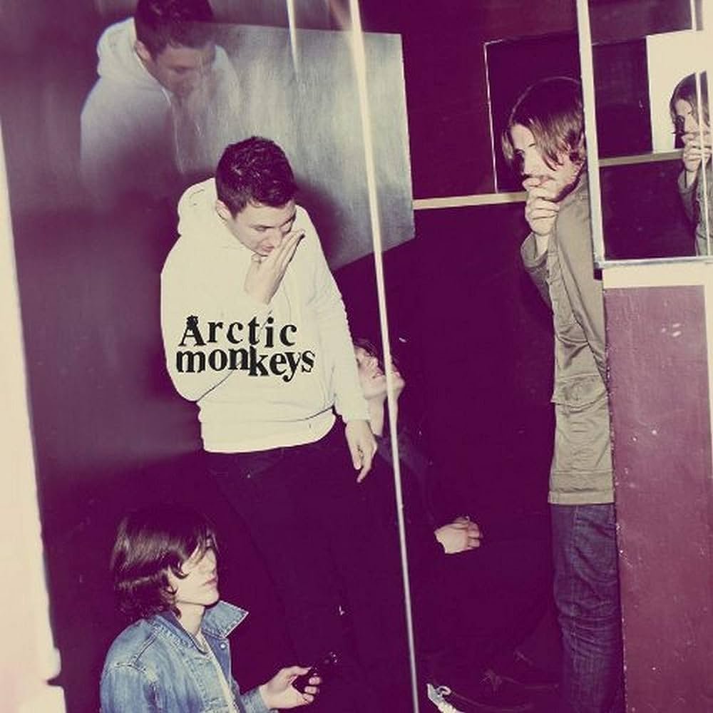 RatioMonkeys's tweet photo. Hoy se cumplen 14 años desde el lanzamiento de "Humbug".

Fue el tercer disco de estudio de los Arctic Monkeys, y constituyó una pieza fundamental en la transformación del sonido de la banda. https://t.co/iBWEvM2XOL