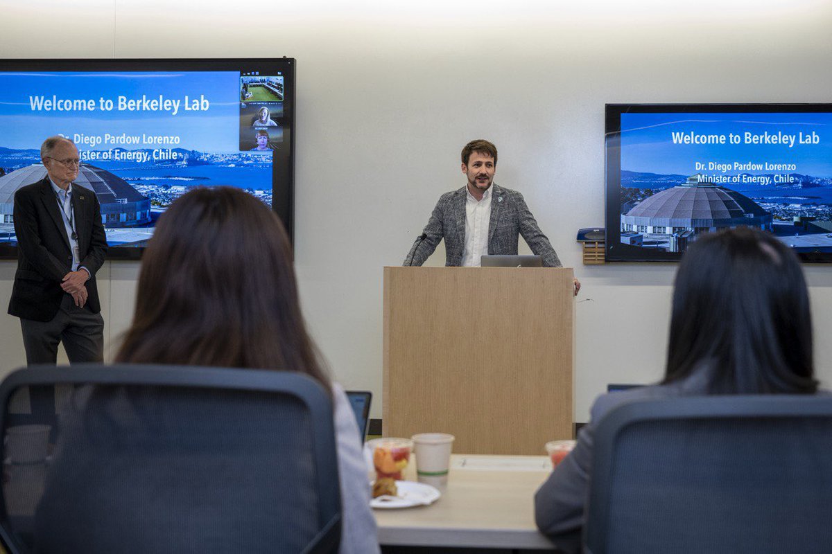 MinEnergia's tweet photo. En #EstadosUnidos🇺🇸 el ministro @DiegoPardow visitó el @BerkeleyLab para conocer su trabajo de innovación en energías limpias.
Además, sostuvo una ronda de reuniones informativas y debates sobre la experiencia del laboratorio con la iniciativa #NetZeroWorld. ⚡️ https://t.co/VnaRg4r9Mp
