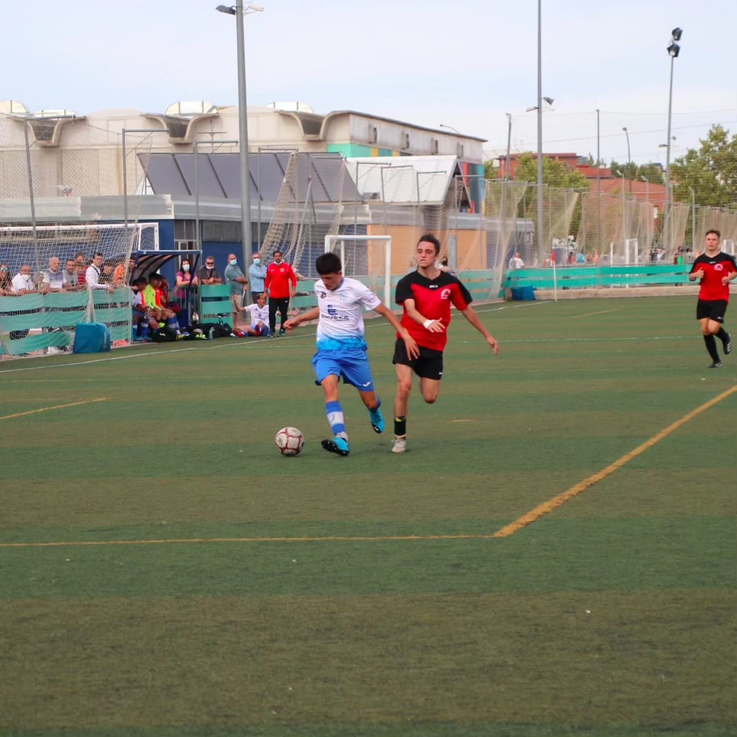 ⚽ Comenzó en Infantil de 2º año, pasando a cadete y juvenil de primer año, en los que ha cosechado 3 ascensos (4 si consideramos el que consiguió de entrenador del benjamín B en su último año en el club).