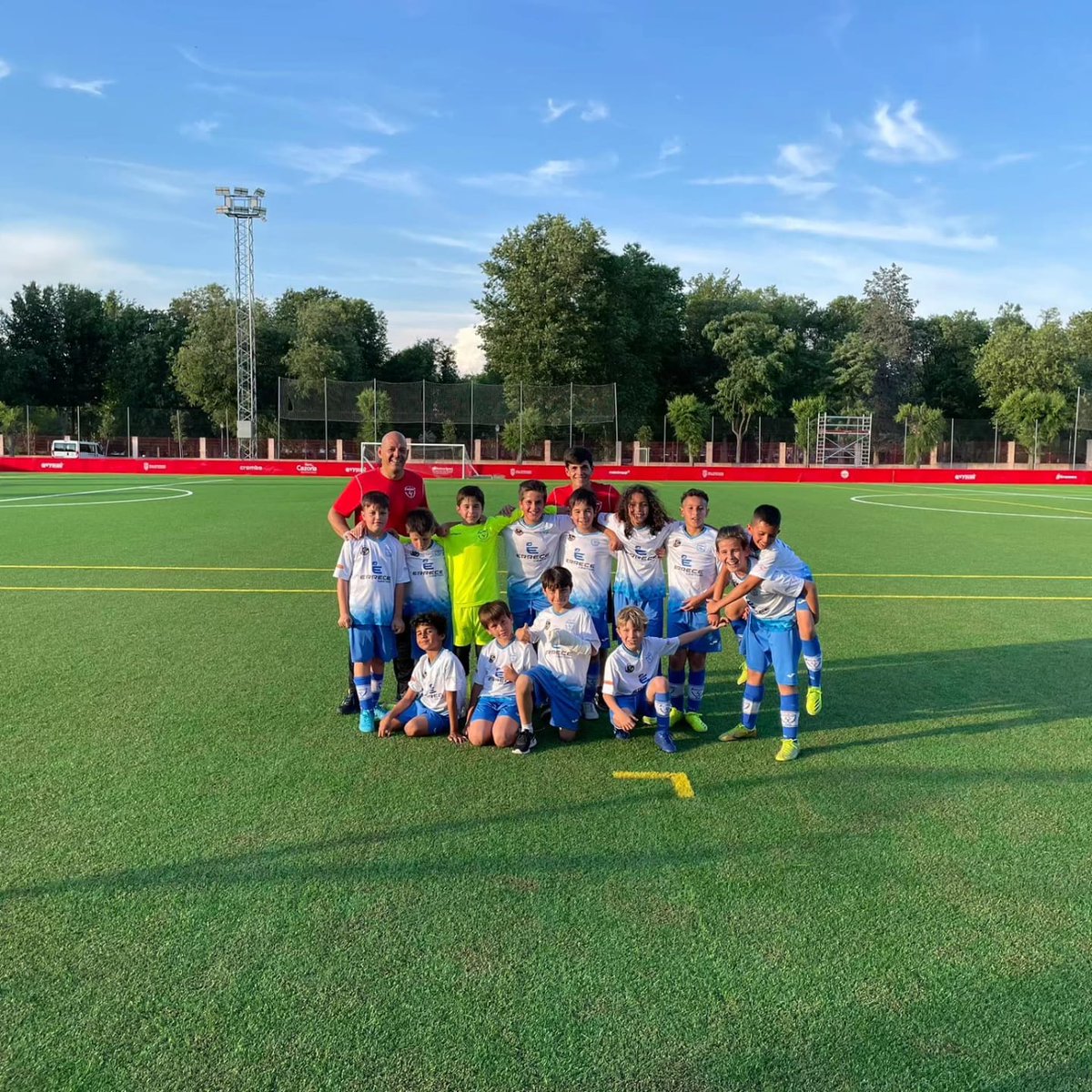 Este año se marcha con una beca de fútbol a estudiar la carrera en Estados Unidos. Le deseamos toda la suerte del mundo en esta nueva etapa. 🍀

#SantaBárbara #VamosBárbaros #Campeones