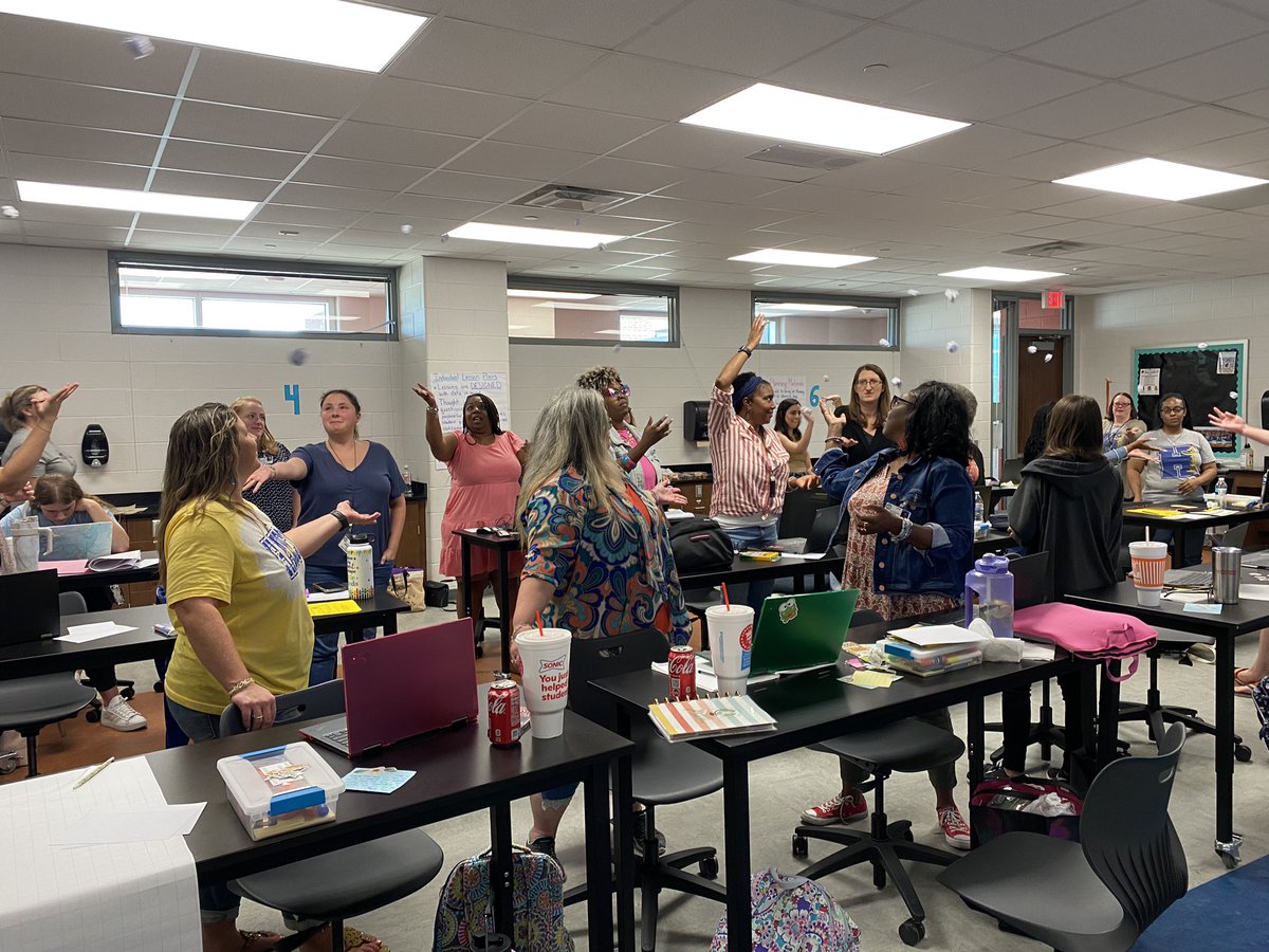 Eva Perales tweet media