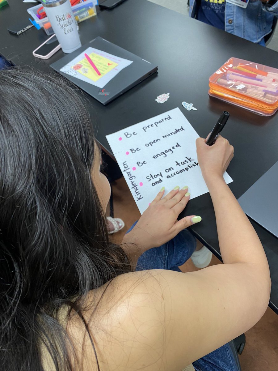 Eva Perales tweet media