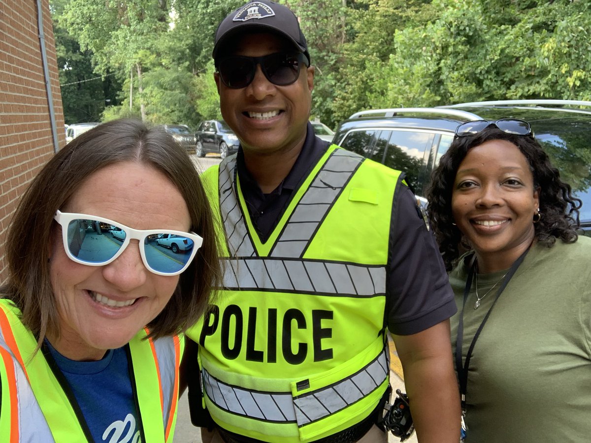jbrown0503's tweet photo. Never knew I would love working carpool as much as I do…probably because we have such an awesome #carpoolcrew 🚙🚘🚗 https://t.co/LZZx4OCE3k