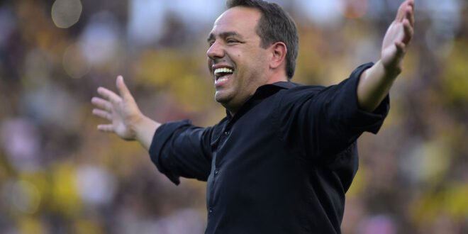 Peñarol se inmoló contra la AUF y sus SAD! Era más fácil apoyar y avalar toda esta mafia como Nacional

Pero a los ventajeros y alcahuetes no los quiere nadie, el fútbol uruguayo se fracturó, hoy los históricos negocian con Peñarol y evitan a la gallina 

Esto también es política