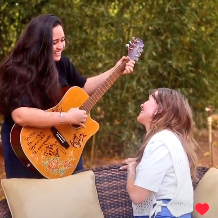 youlumem's tweet photo. a luiza tocando com o violão da marília 🥺 https://t.co/GcIHM25mvh
