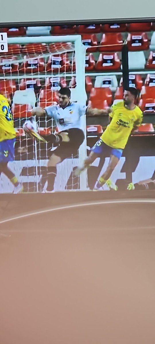julioinsadji's tweet photo. Vaya partidazo de Cenk! Espectacular. 3 cortes de balón providenciales. AMUNT https://t.co/twYOmfUKJW