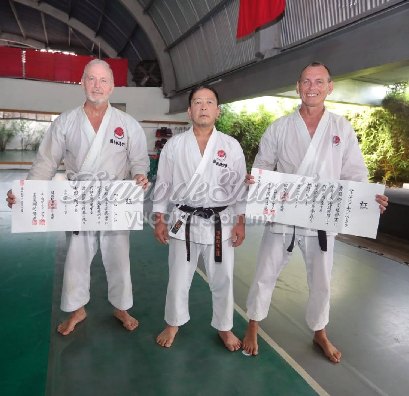 DirMegamedia's tweet photo. CLASE MAGISTRAL | El shihan Hiroyoshi Okazaki, jefe de instructores de la #ISKF, ofrece cátedra de #karate en el Dojo Central del Sureste, en #Mérida, y entrega sus constancias de séptimo dan a los senseis Pedro Torre López y Fernando Quijano Pereira: https://t.co/KdnPQu0Ssv https://t.co/eSDSWYqIOq