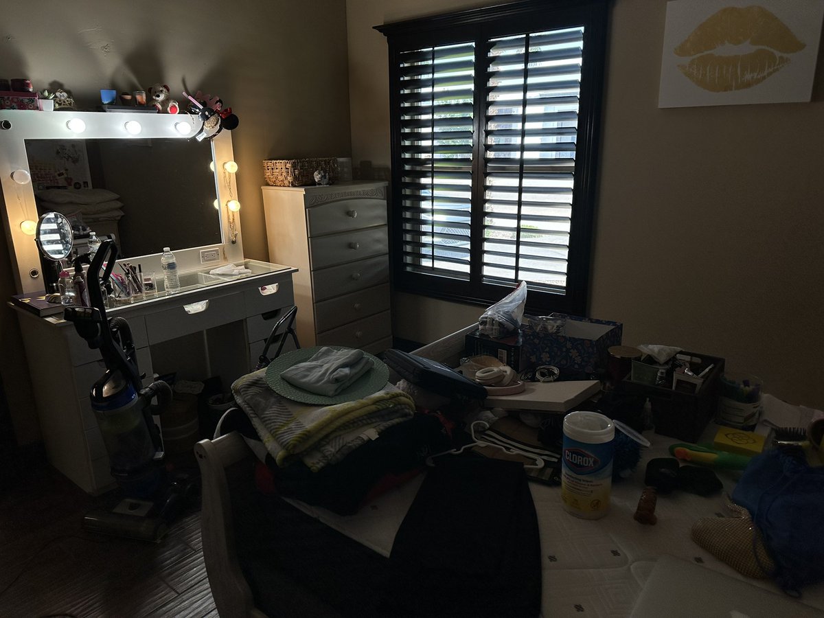 HildaCopenhave1's tweet photo. Organizando la recamara de Sofia Enriquez a mas del 💯… creo que ya estamos listos para su entrada a Ingenieria en UTEP.  Me dio nostalgia ver sus cosas de golf de “high school” espero y siga jugando #miners #utep #engineering https://t.co/Y4iXdsglRY