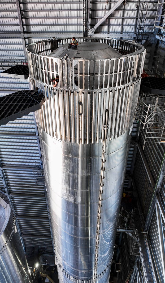 manumazzanti's tweet photo. #Starship:

Impresionante imagen del #Booster9, al cual se le está incorporando un "interstage" (segmento entre el booster y la nave), ventilado, ya que en el momento de la separación realizará lo que se conoce como "hot stage" o separación caliente.

La segunda etapa encenderá sus motores, empujando y separando a la primera. Por eso la "rejillas" a lo largo de su circunferencia y un escudo protector térmico para el tanque superior del booster.  

¿Funcionará? 👀