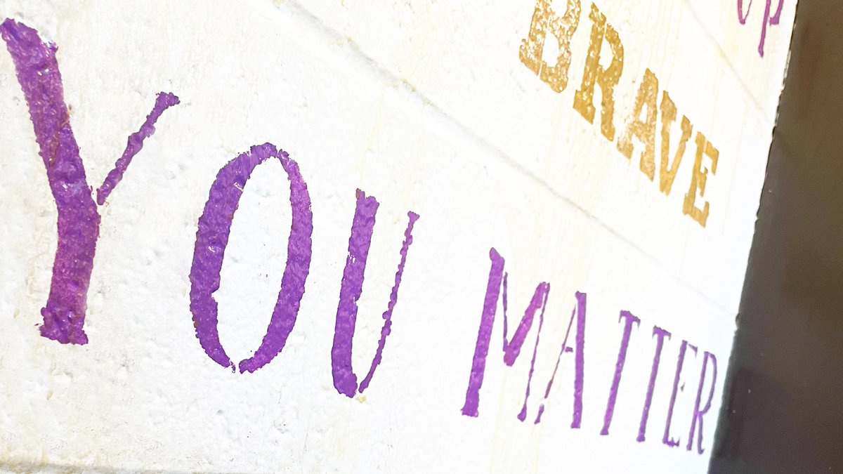 ccsdschools's tweet photo. #ClarkstownCSD alumna Ginger Whitney ('23, CNHS) recently completed her @girlscouts "Positive Messaging" painting project! Ginger collaborated with principals from our elementary schools (📸: Strawtown + Woodglen) to ID words + phrases that reflect their building cultures. #ArtEd https://t.co/m21MYKwYsu