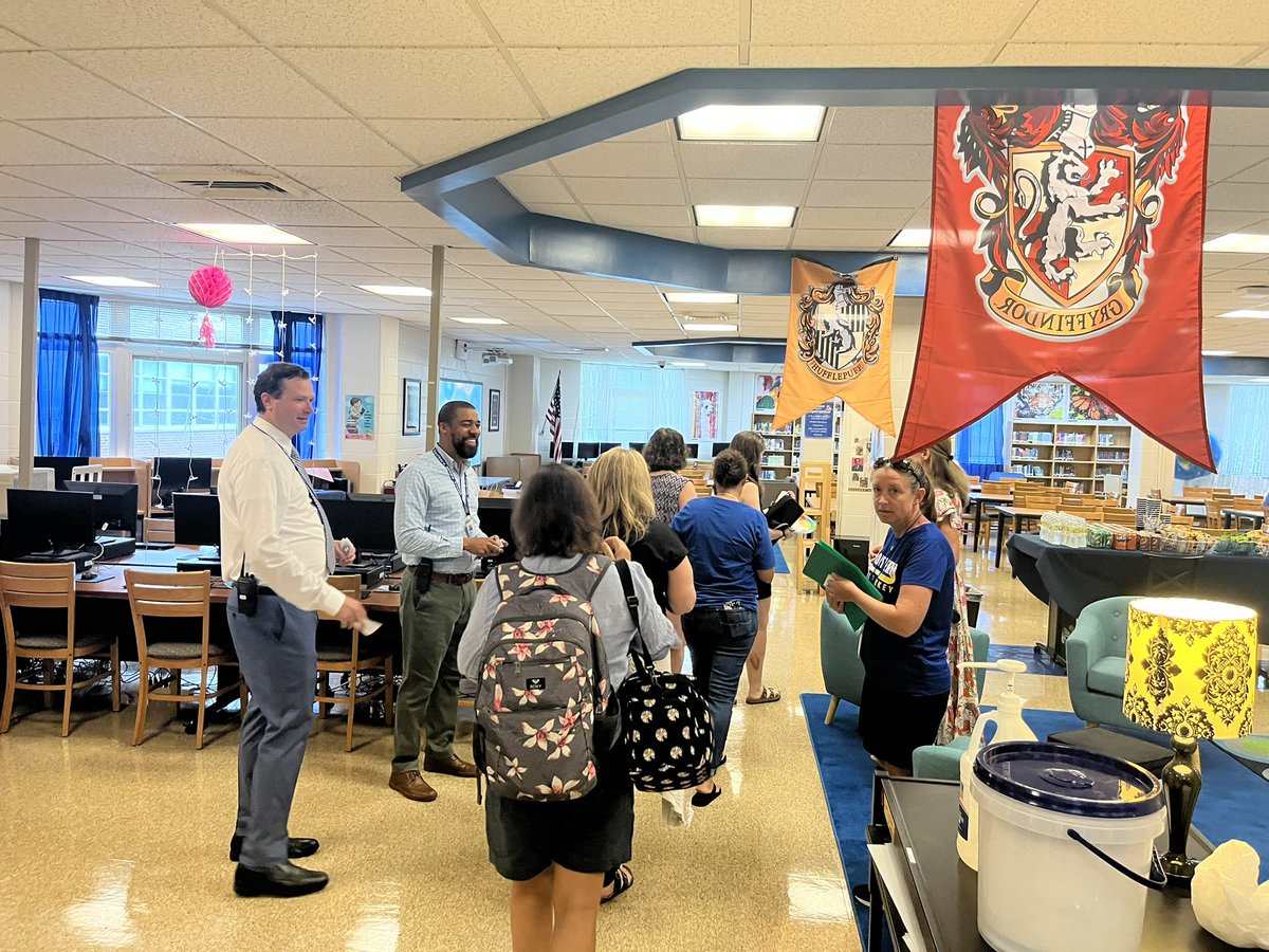 SouthernMSAACPS's tweet photo. We loved welcoming back our teachers today! Thank you to our incredible PTO for breakfast @AACountySchools #AACPSAwesome https://t.co/Kq9nZHzBTI