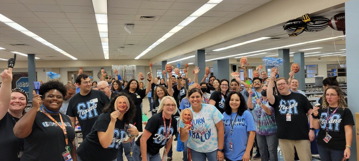 SRHSprincipal25's tweet photo. Our sweet Texan Family staged a surprise celebration in honor of our new teachers completing their first week—and they surprised me, too! 💙💙💙 #TexanMagic https://t.co/Evj3dIRm8f