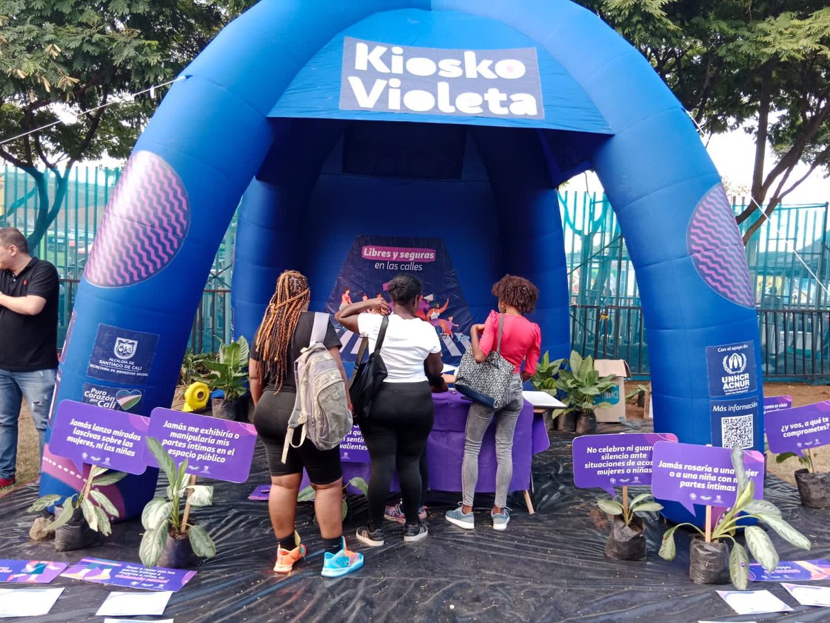 PetronioCO's tweet photo. El Kiosko Violeta es un territorio seguro para las niñas y mujeres que vienen a disfrutar de nuestro @PetronioCO , donde puedes encontrar toda la información para sentirte segura y protegida. 💜

📍Encuéntralo en la zona de artesanías. 

#PetronioSeguro https://t.co/wixUjyfmUa