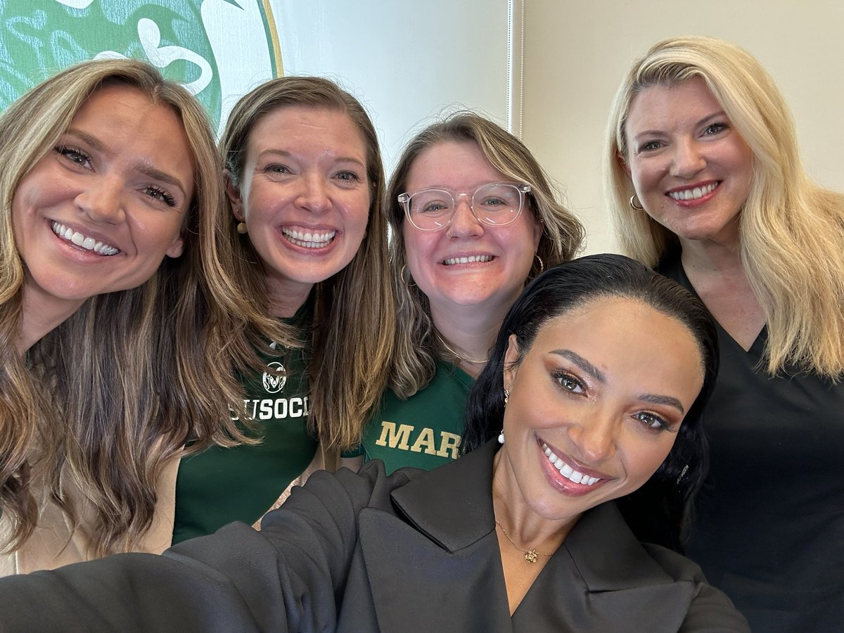 tmtostanoski's tweet image. I kept it together filming today, though i’m the biggest fan girl of @KatGraham from the @cwtvd! 

also, wtf is my job. idk how I’m even in this room or at this table sometimes. 💚 

@KatGraham | @KimberlyLStern | @AshleyManweiler | @ColoradoStateU